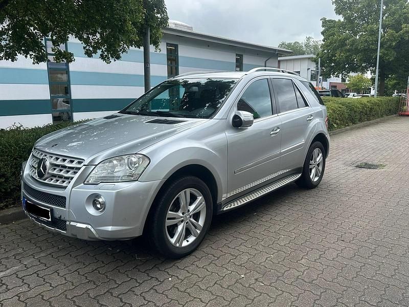 Silber Gebraucht 2009 Mercedes ML350 SUV | 12.900 € - Bild 1/4