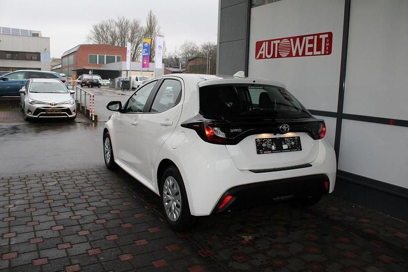 Gebraucht Toyota Yaris Basis 72 PS (52 kW) 2023 Weiß Kleinwagen