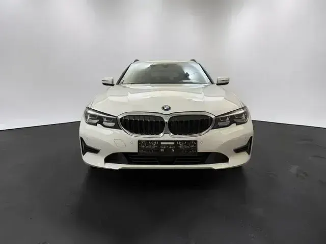 Używany BMW 330e Advantage 190 KM (139 kW) 2022 Biały Kombi