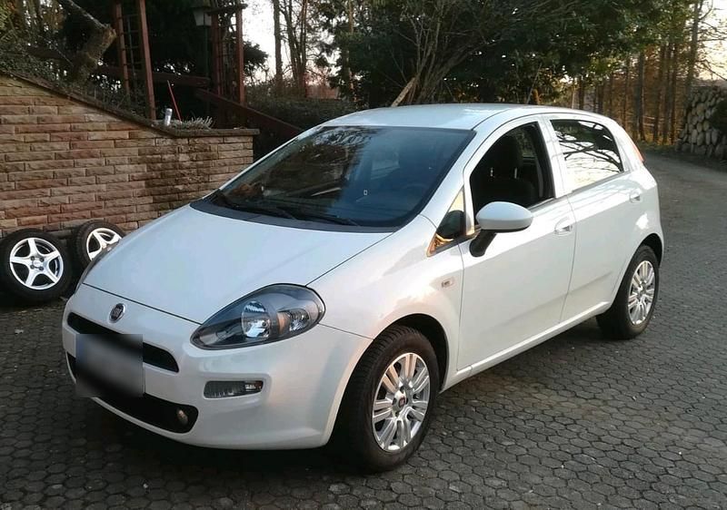 Weiß Gebraucht 2017 Fiat Punto Lounge Kleinwagen | 6.450 € (Etwas zu teuer) - Bild 1/4