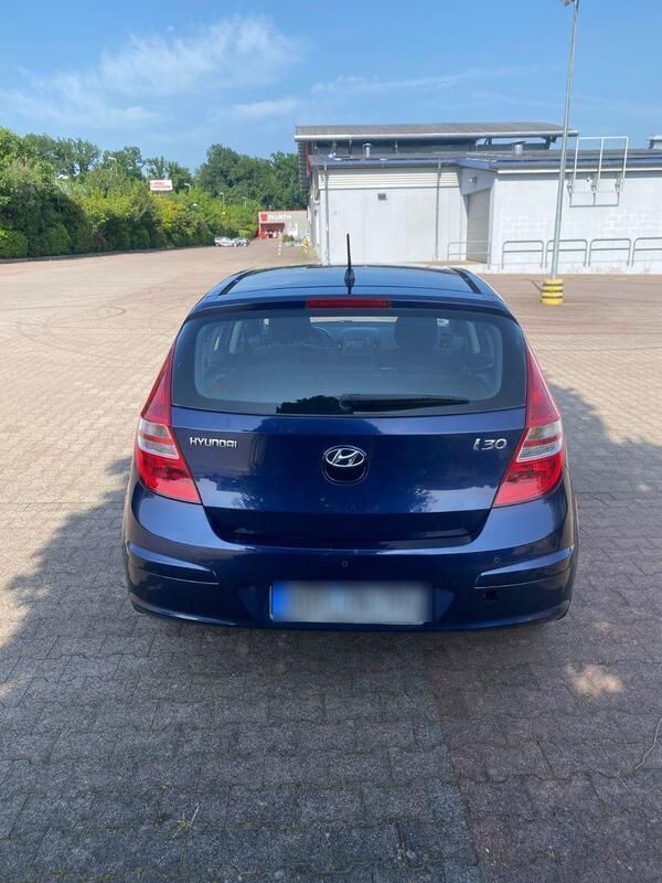 Blau Gebraucht 2010 Hyundai i30 Classic Limousine | 1.900 € (Superpreis) - Bild 1/4