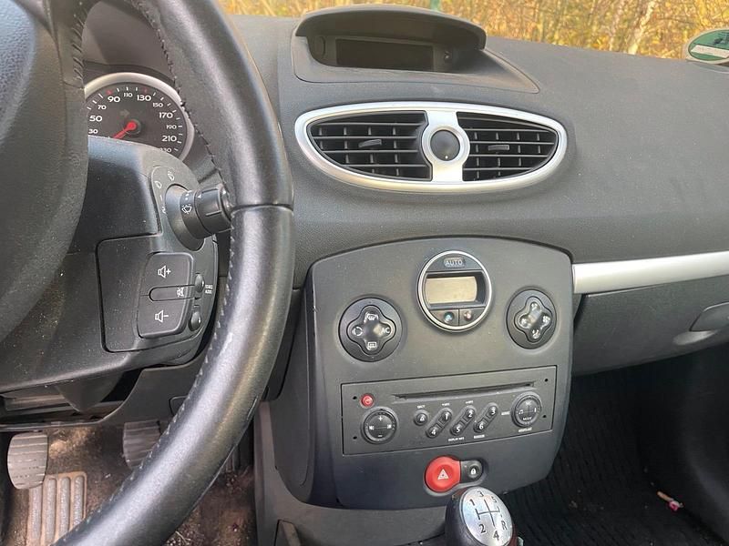 Gebraucht Renault Clio III 75 PS (55 kW) 2007 Silber Kleinwagen