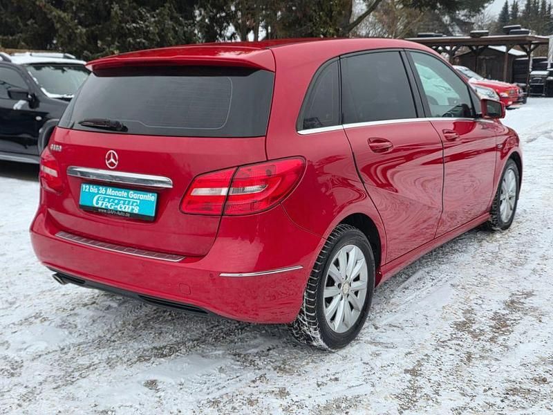 Gebraucht Mercedes B180 122 PS (89 kW) 2012 Rot Van / Kleinbus