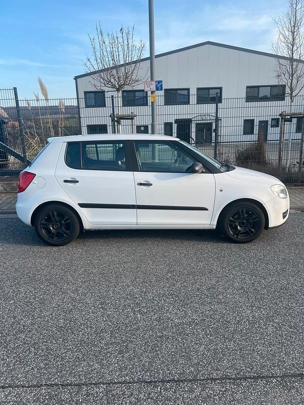 Gebraucht Skoda Fabia 60 PS (44 kW) 2010 Weiß Limousine