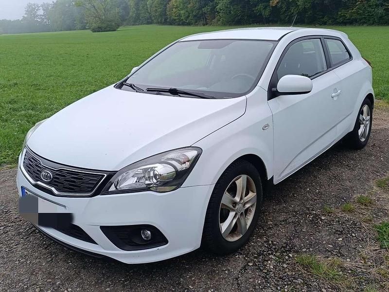 Weiß Gebraucht 2012 Kia ProCeed Spirit Kleinwagen | 3.999 € (Guter Preis) - Bild 1/4