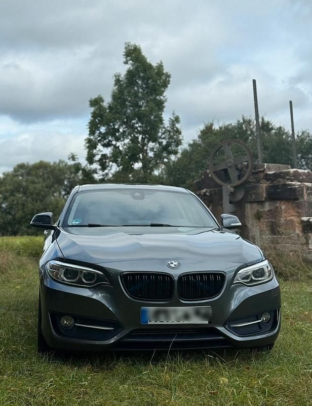 Grau Gebraucht 2016 BMW 220 Sport Line Coupé | 15.000 € (Fairer Preis) - Bild 1/4