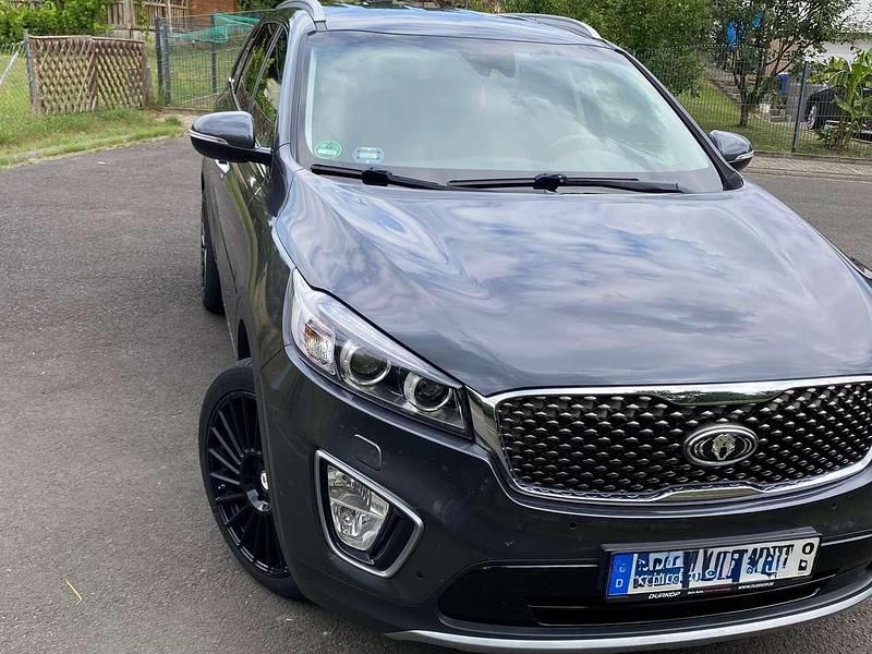 Grau Gebraucht 2016 Kia Sorento Spirit SUV | 21.400 € (Etwas zu teuer) - Bild 1/4