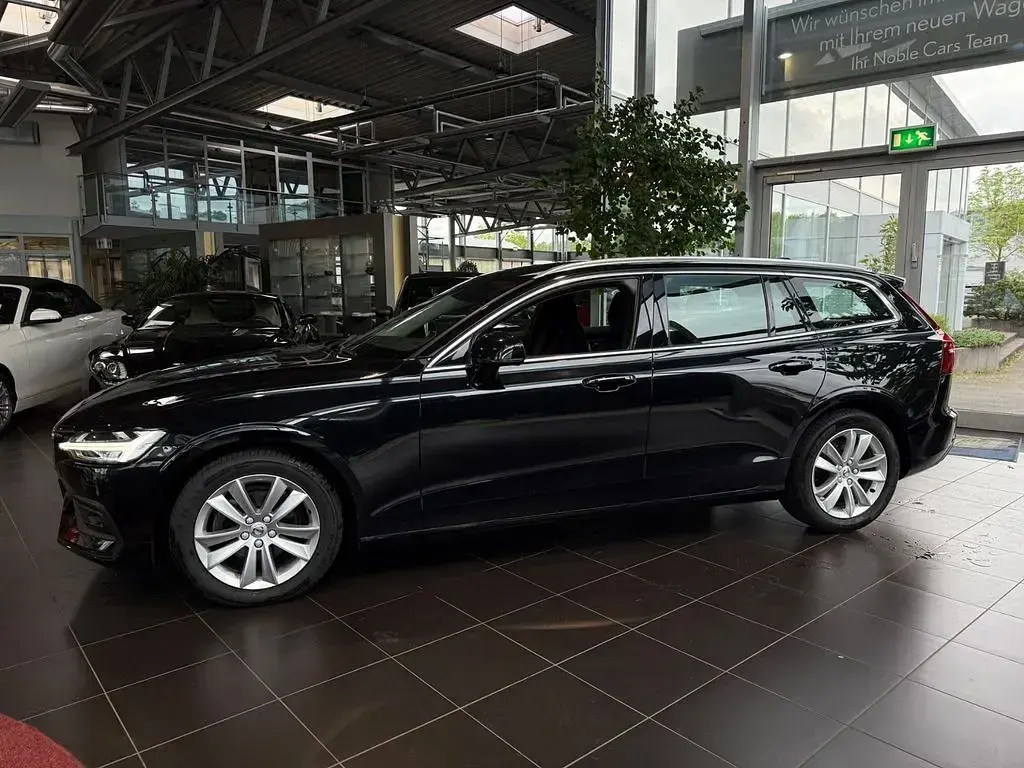 Gebraucht Volvo V60 Momentum 197 PS (144 kW) 2021 Onyx black / metallic Kombi