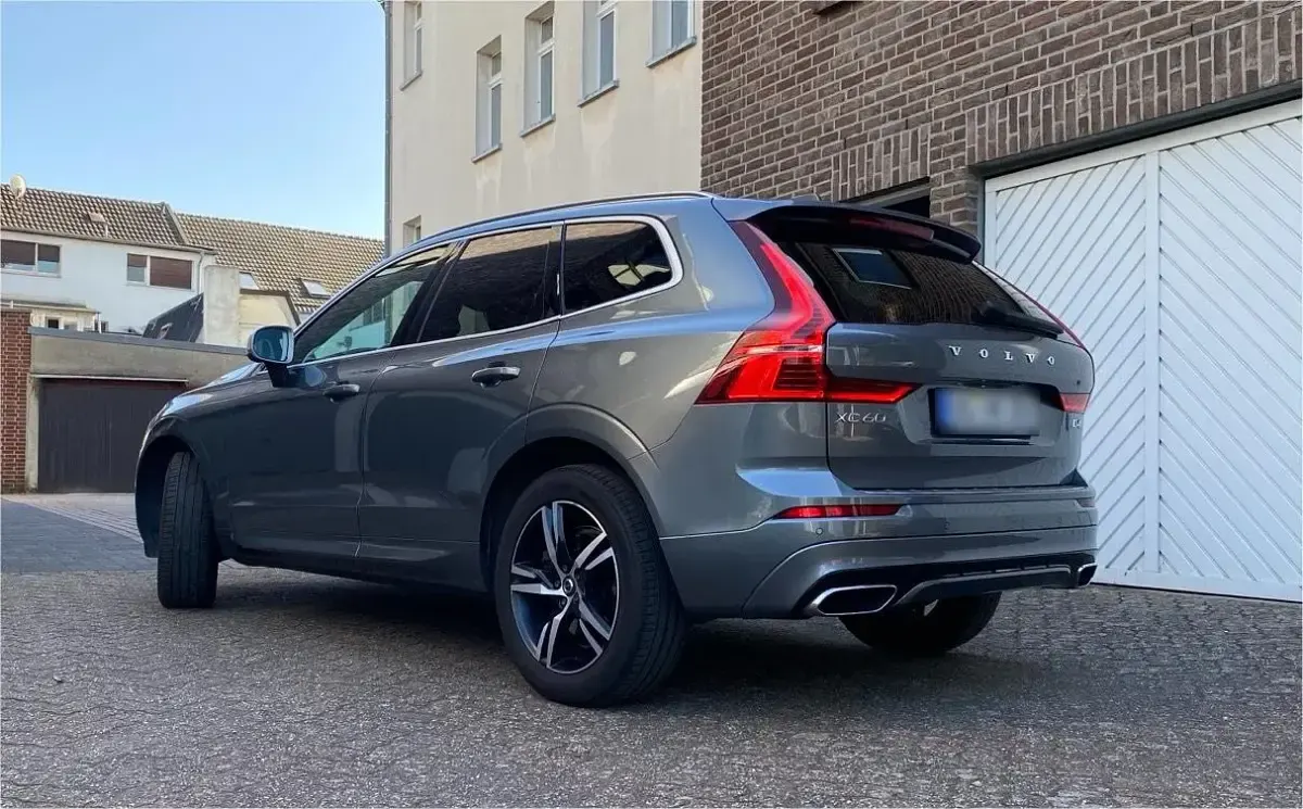 Second-hand Volvo XC60 R-Design 190 CP (139 kW) 2018 Gri SUV