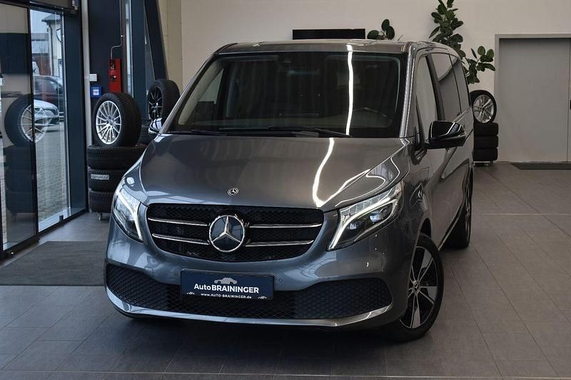 Grau Gebraucht 2020 Mercedes V250 Avantgarde Van / Kleinbus | 42.900 € (Fairer Preis) - Bild 1/4