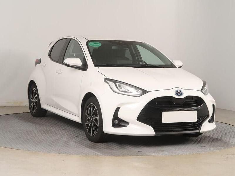 Super white 2 Gebraucht 2023 Toyota Yaris Hybrid Comfort Limousine | 19.790 € (Fairer Preis) - Bild 1/4