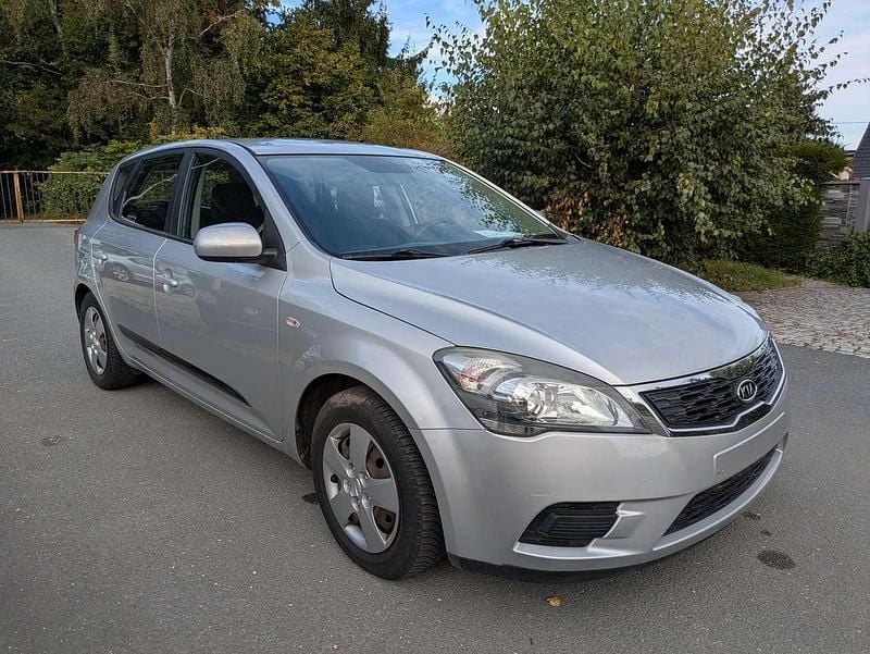 Silber Gebraucht 2010 Kia Ceed Attract Kleinwagen | 3.290 € (Superpreis) - Bild 1/4