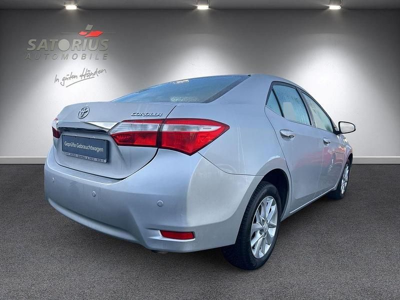 Gebraucht Toyota Corolla Executive 132 PS (97 kW) 2013 Platinsilber metallic Limousine