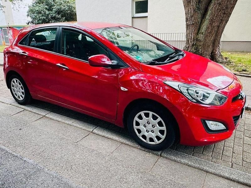 Rot Gebraucht 2012 Hyundai i30 Style Limousine | 4.890 € (Guter Preis) - Bild 1/4