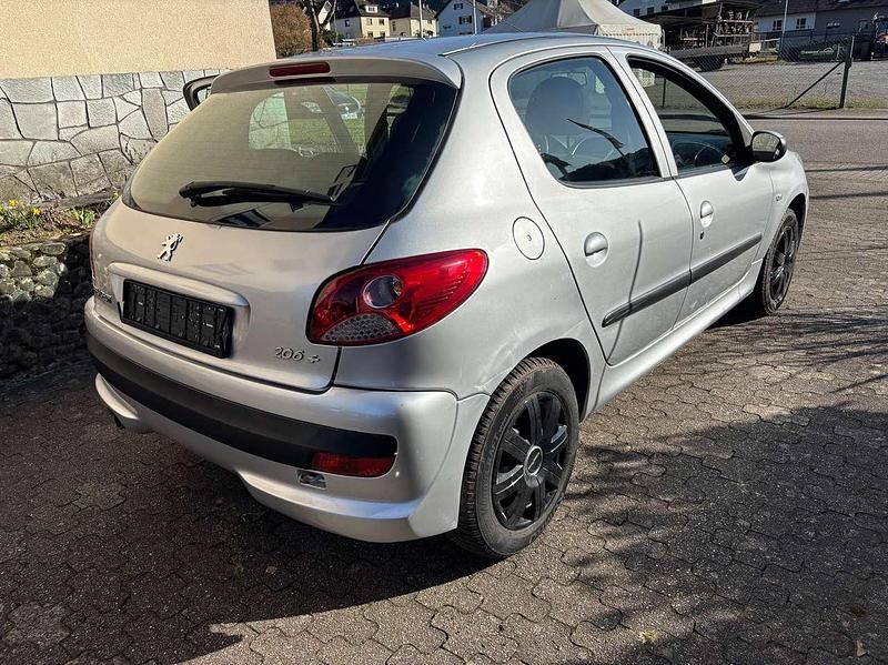 Gebraucht Peugeot 206 75 PS (55 kW) 2010 Silber Limousine