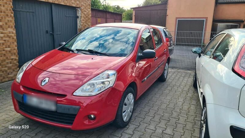 Rot Gebraucht 2011 Renault Clio II Limousine | 2.450 € (Fairer Preis) - Bild 1/4