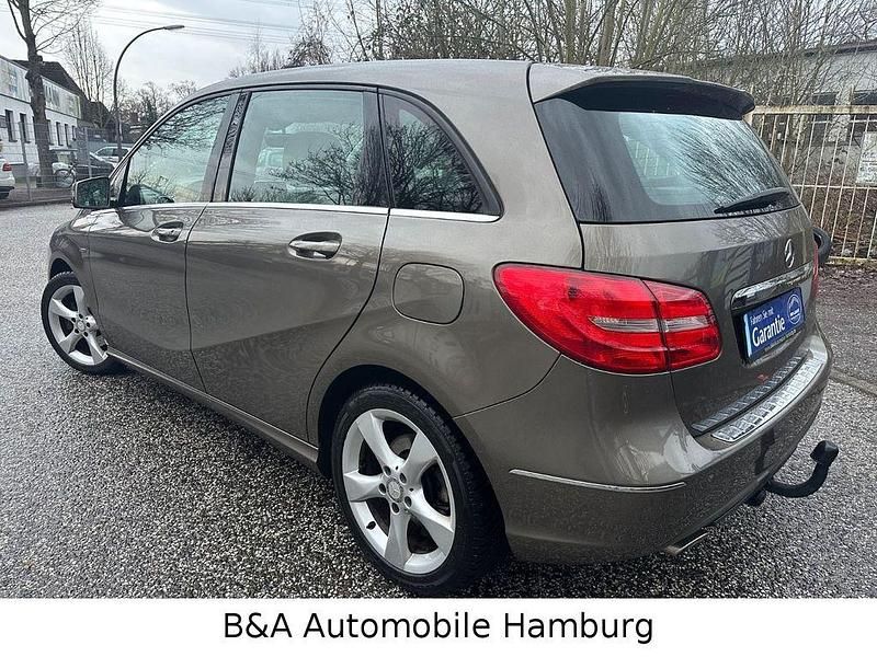 Gebraucht Mercedes B180 122 PS (89 kW) 2012 Grau Van / Kleinbus
