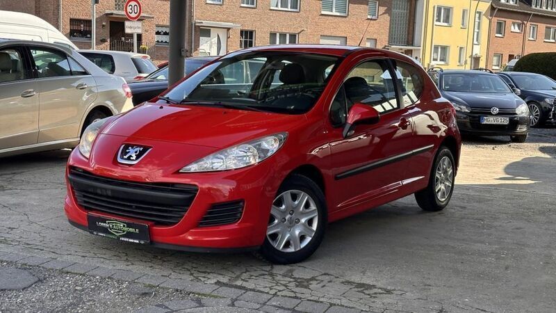 Rot Gebraucht 2011 Peugeot 207 Tendance Limousine | 2.499 € (Guter Preis) - Bild 1/4