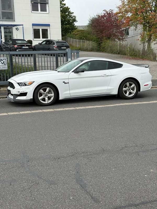 Weiß Gebraucht 2017 Ford Mustang Coupé | 21.000 € (Fairer Preis) - Bild 1/4