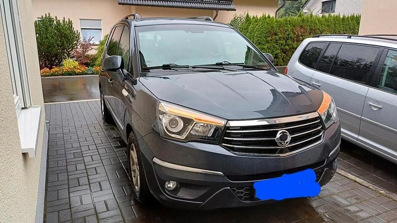 Grau Gebraucht 2016 Ssangyong (KGM) Rodius Van / Kleinbus | 16.000 € - Bild 1/4