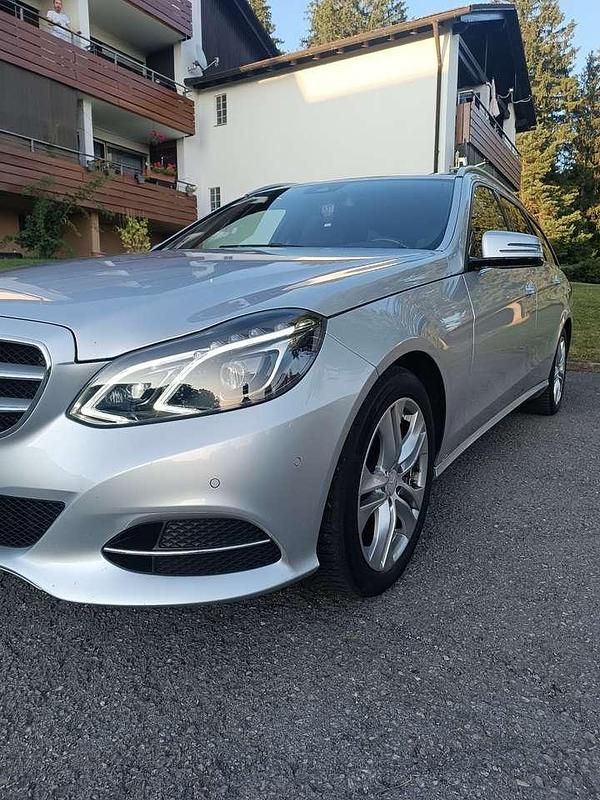 Silber Gebraucht 2016 Mercedes E220 Edition Kombi | 16.550 € (Fairer Preis) - Bild 1/4