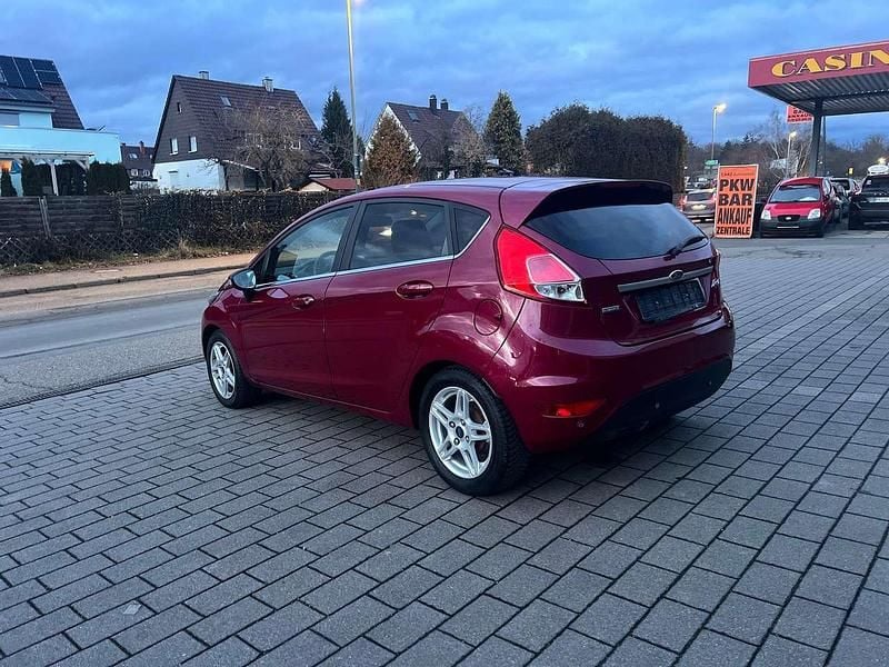 Gebraucht Ford Fiesta Titanium 125 PS (91 kW) 2014 Hot magenta Kleinwagen