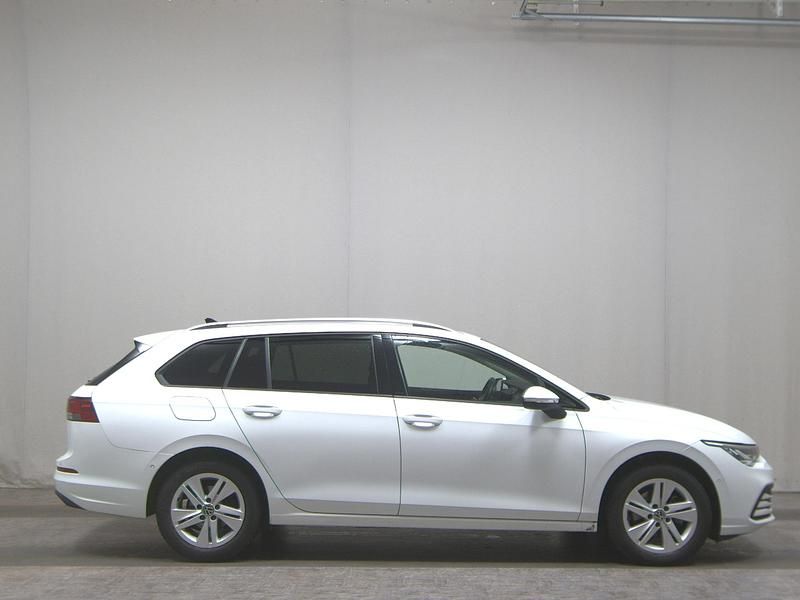 Gebraucht VW Golf VIII Life 150 PS (110 kW) 2024 Weiss Kombi