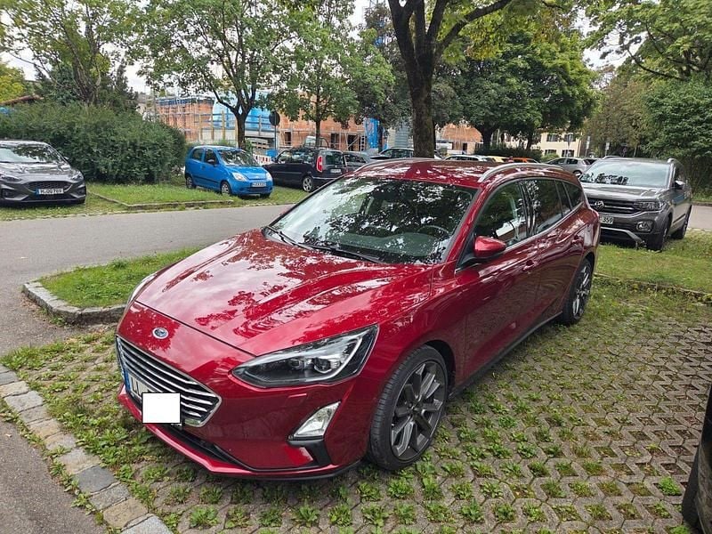 Rot Gebraucht 2019 Ford Focus Titanium Kombi | 17.699 € (Fairer Preis) - Bild 1/4