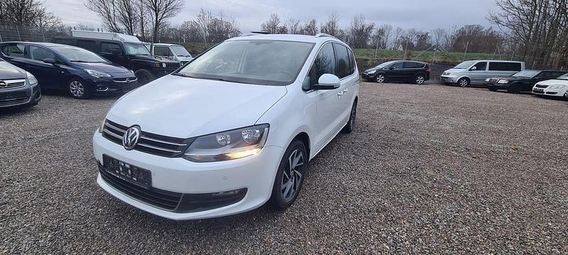 Weiß Gebraucht 2017 VW Sharan Sound Van / Kleinbus | 18.999 € (Fairer Preis) - Bild 1/4