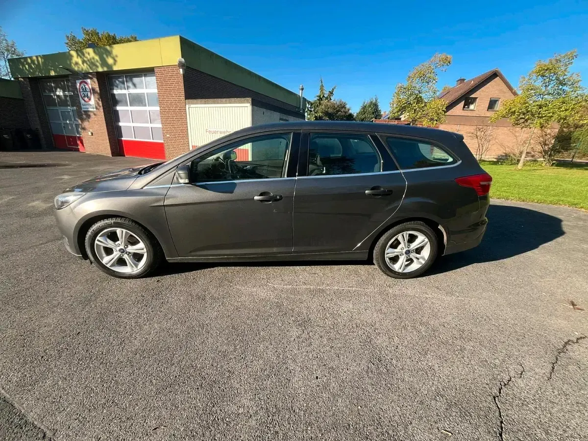 Gebraucht Ford Focus 125 PS (91 kW) 2016 Grau Kombi
