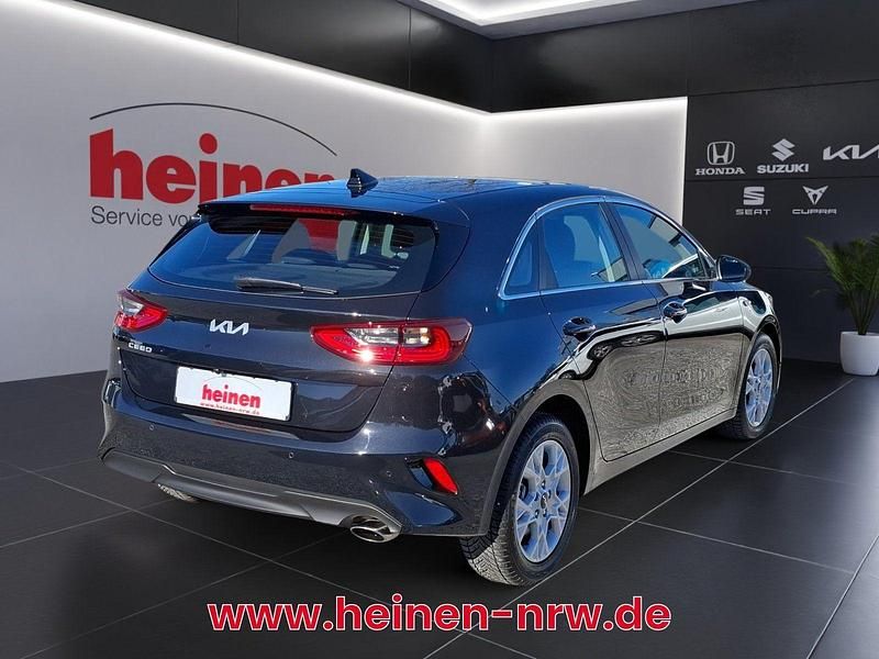 Gebraucht Kia Ceed Comfort 140 PS (102 kW) 2025 Zilinaschwarz Kleinwagen