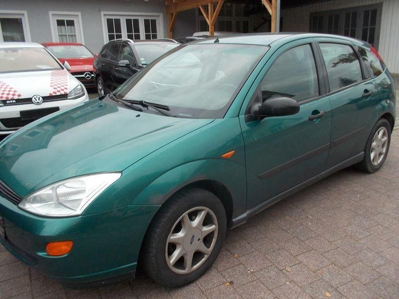 Grün Gebraucht 1999 Ford Focus Trend Limousine | 850 € (Guter Preis) - Bild 1/4