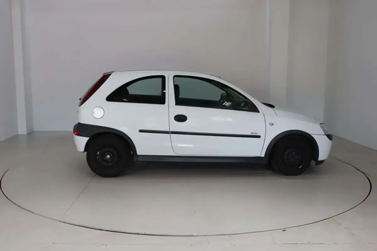 Używany Opel Corsa 58 KM (42 kW) 2002 Biały Hatchback