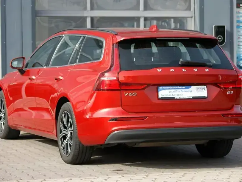 Gebraucht Volvo V60 Core 250 PS (183 kW) 2022 Fusion red metallic Kombi