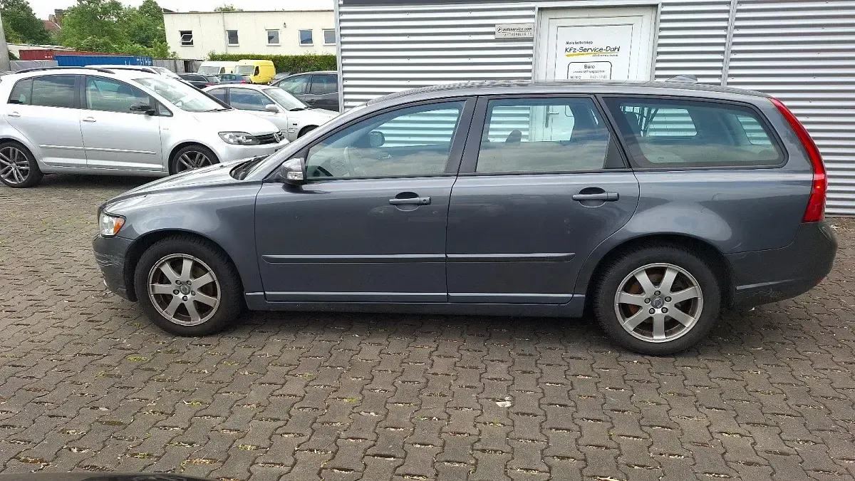 Gebraucht Volvo V50 Momentum 145 PS (106 kW) 2008 Grau Kombi