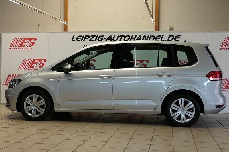 Gebraucht VW Touran Trendline 110 PS (80 kW) 2016 Silber Van / Kleinbus