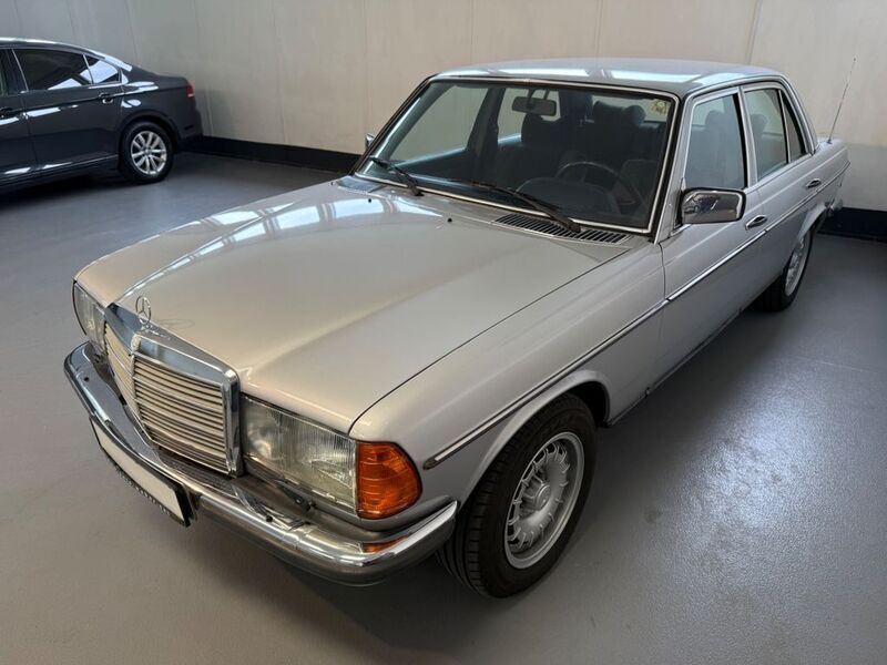Gebraucht Mercedes E280 390 PS (286 kW) 1979 Silber Limousine