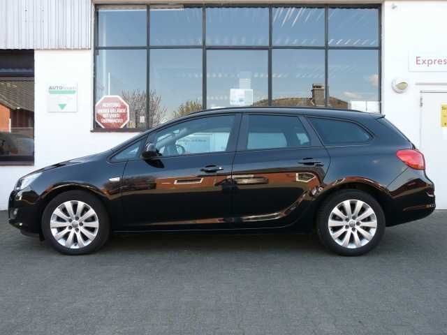 Gebraucht Opel Astra Edition 125 PS (91 kW) 2011 Schwarz metallic Kombi