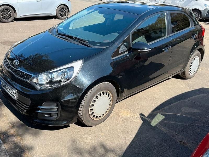 Second-hand Kia Rio 84 CP (61 kW) 2016 Negru Hatchback