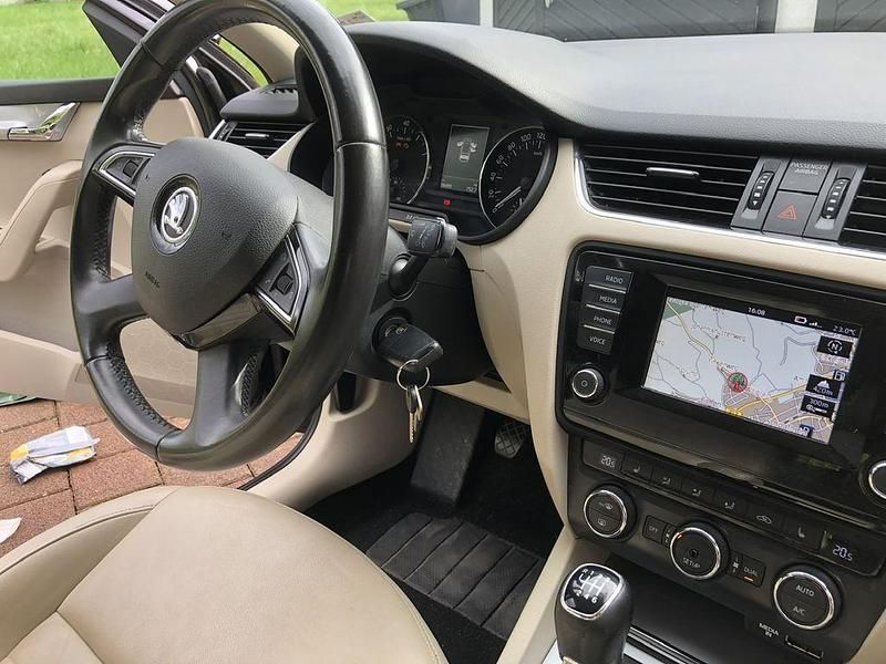 Schwarz Gebraucht 2013 Skoda Octavia Elegance Kombi | 7.900 € (Guter Preis) - Bild 1/4