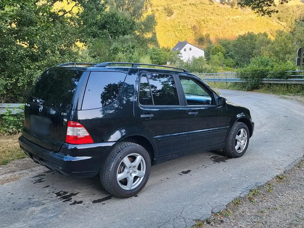 Gebraucht Mercedes ML270 163 PS (119 kW) 2004 Schwarz SUV