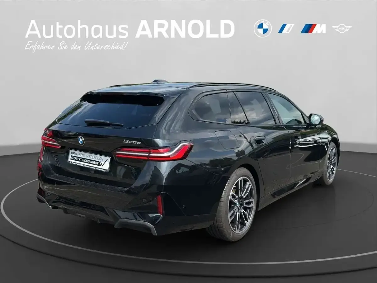 Gebraucht BMW 520 M Sport 197 PS (144 kW) 2026 Saphirschwarz Kombi