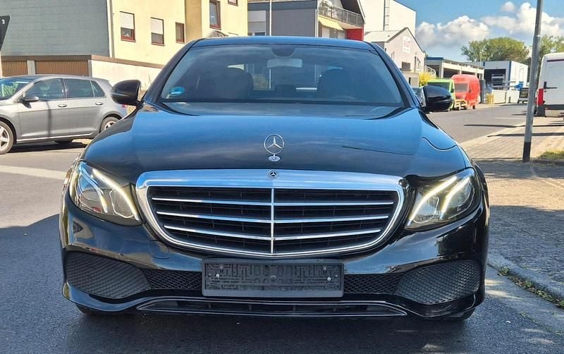 Schwarz Gebraucht 2020 Mercedes E200 Limousine | 14.990 € (Fairer Preis) - Bild 1/4
