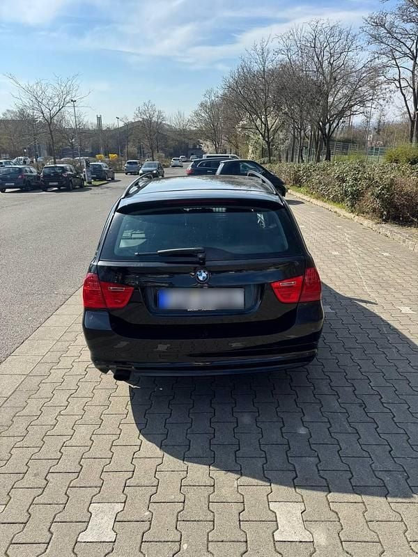 Gebraucht BMW 320 143 PS (105 kW) 2010 Schwarz Kombi