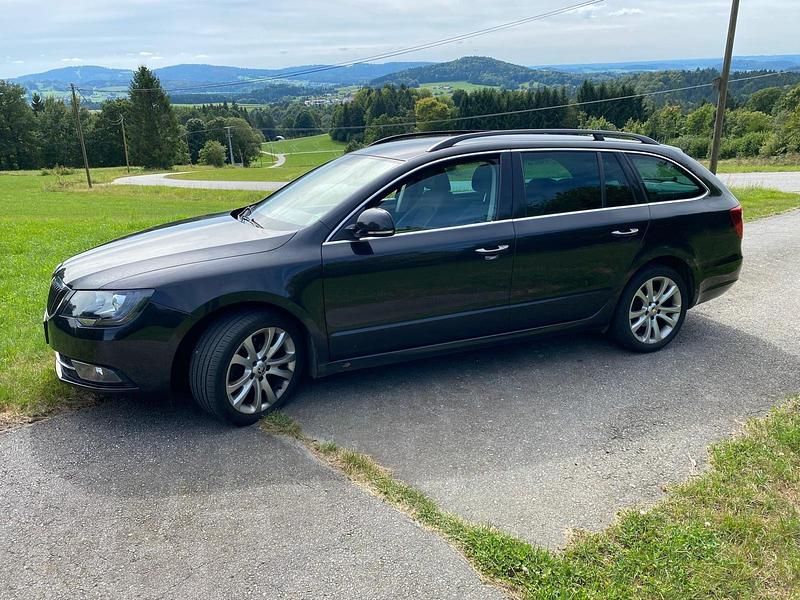 Schwarz Gebraucht 2014 Skoda Superb Kombi | 10.000 € (Superpreis) - Bild 1/4