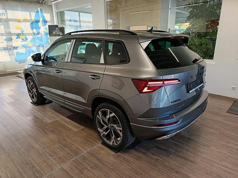 Neu Skoda Karoq SportLine 150 PS (110 kW) 2025 Grau SUV