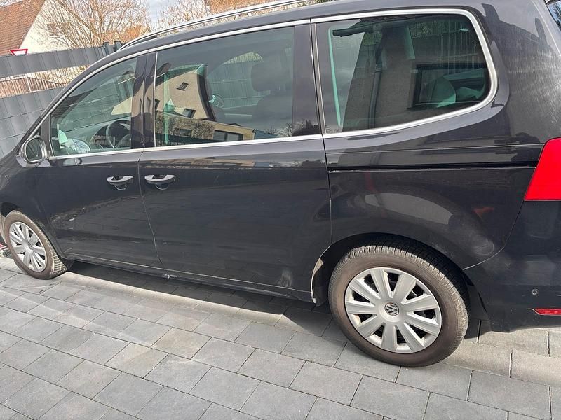 Second-hand VW Sharan 140 CP (102 kW) 2014 Negru Monovolum