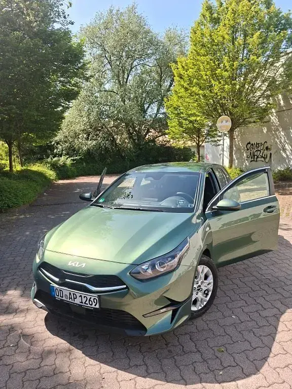 Usado Kia Ceed Vision 140 CV (102 kW) 2024 Verde Utilitario