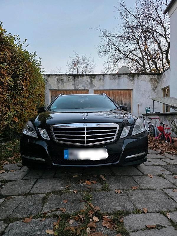 Schwarz Gebraucht 2012 Mercedes E220 Avantgarde Kombi | 8.200 € (Superpreis) - Bild 1/4
