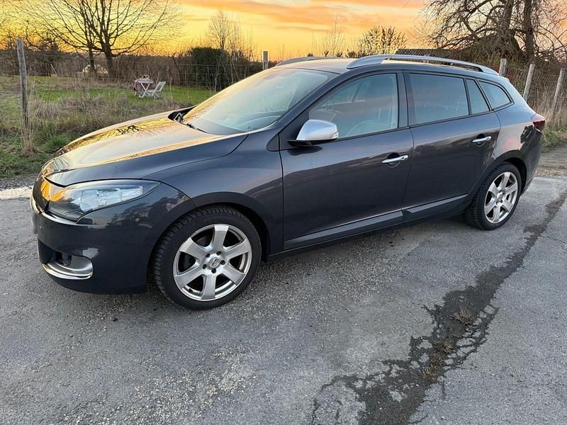 Gebraucht Renault Mégane GrandTour Dynamique 131 PS (96 kW) 2012 Grau Kombi